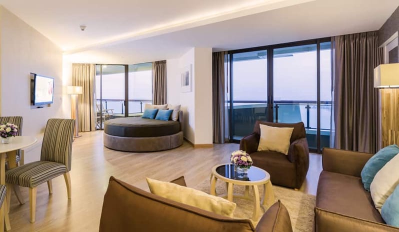 JUNIOR FAMILY SUITE LVIING ROOM